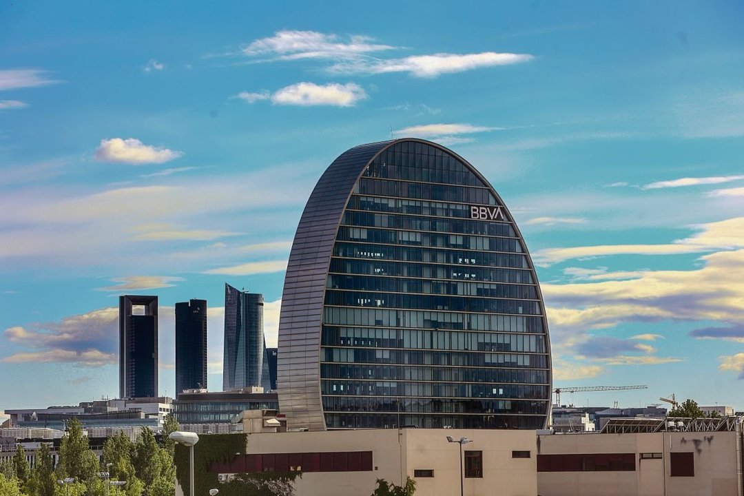 Fachada del edificio “La Vela”, en la ciudad del BBVA en Madrid.
