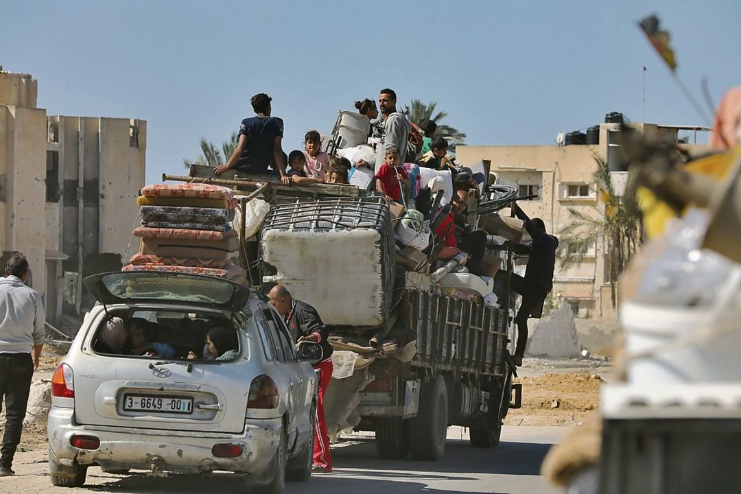 Ciudadanos palestinos escapan hacia el norte de la Franja desde la ciudad de Rafá.