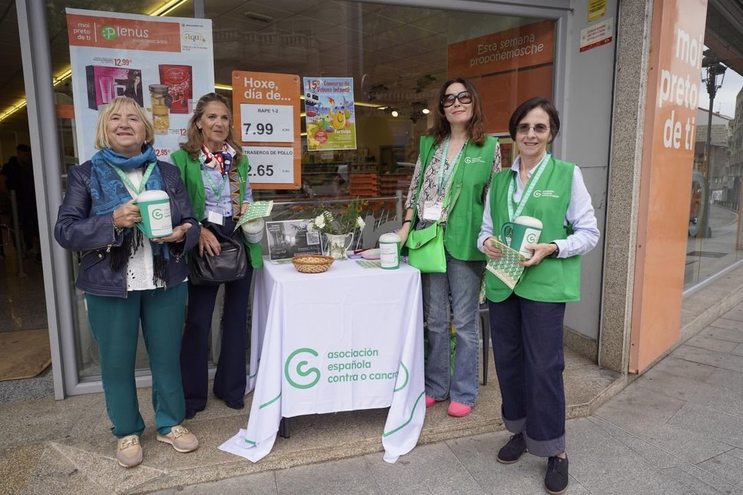 Las voluntarias de la mesa petitoria de la avenida de Camelias.