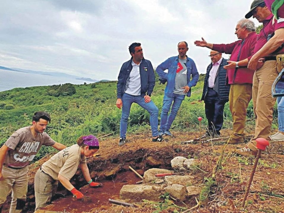 Adolfo Fernández con el director de Cíes, Fernández Bouzas, en la excavación del castro de Ons.