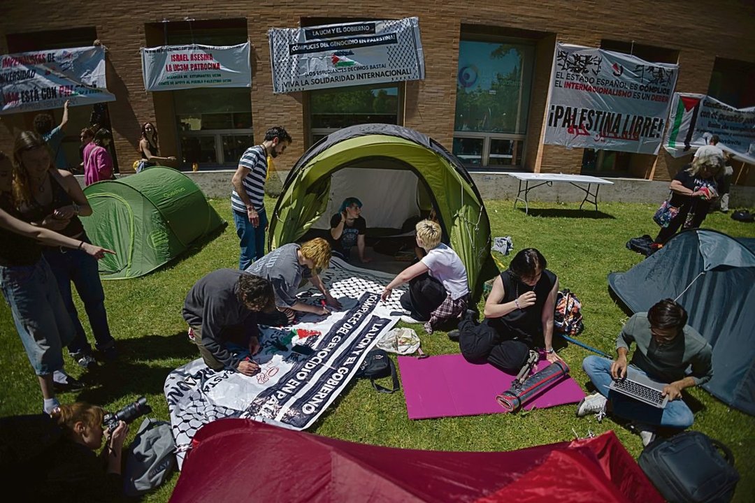Alumnos acampan en las inmediaciones de la Casa de Estudiantes de la Universidad Complutense.