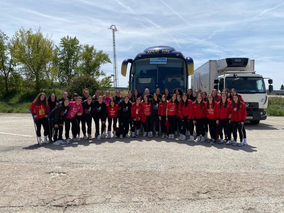 Los equipos sénior y cadete del Conservas Orbe Rubensa Porriño viajaron ayer a San Sebastián.