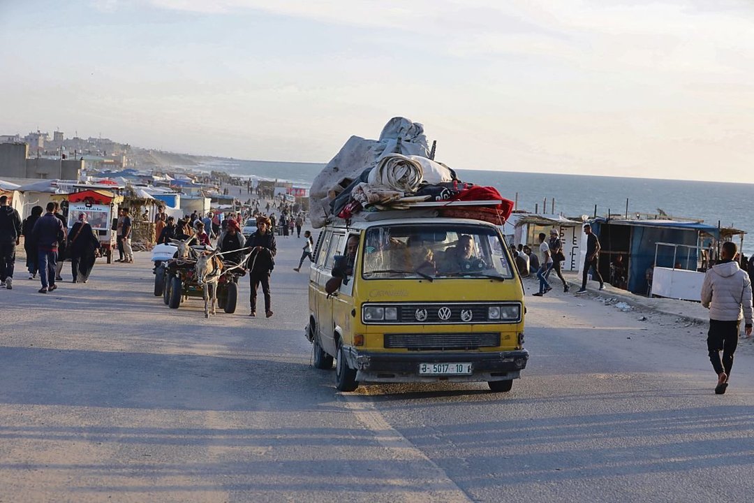 Palestinos desplazados llegan a Az Zawayda, a unos 25 kilómetros al norte de Rafá.