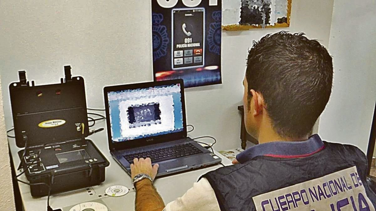 Un agente de Policía trabajando en detectar estafas en internet.