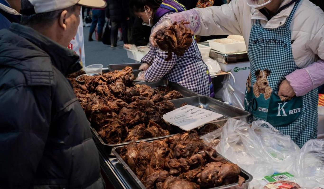 En China es habitual la venta de animales salvajes en mercadillos.