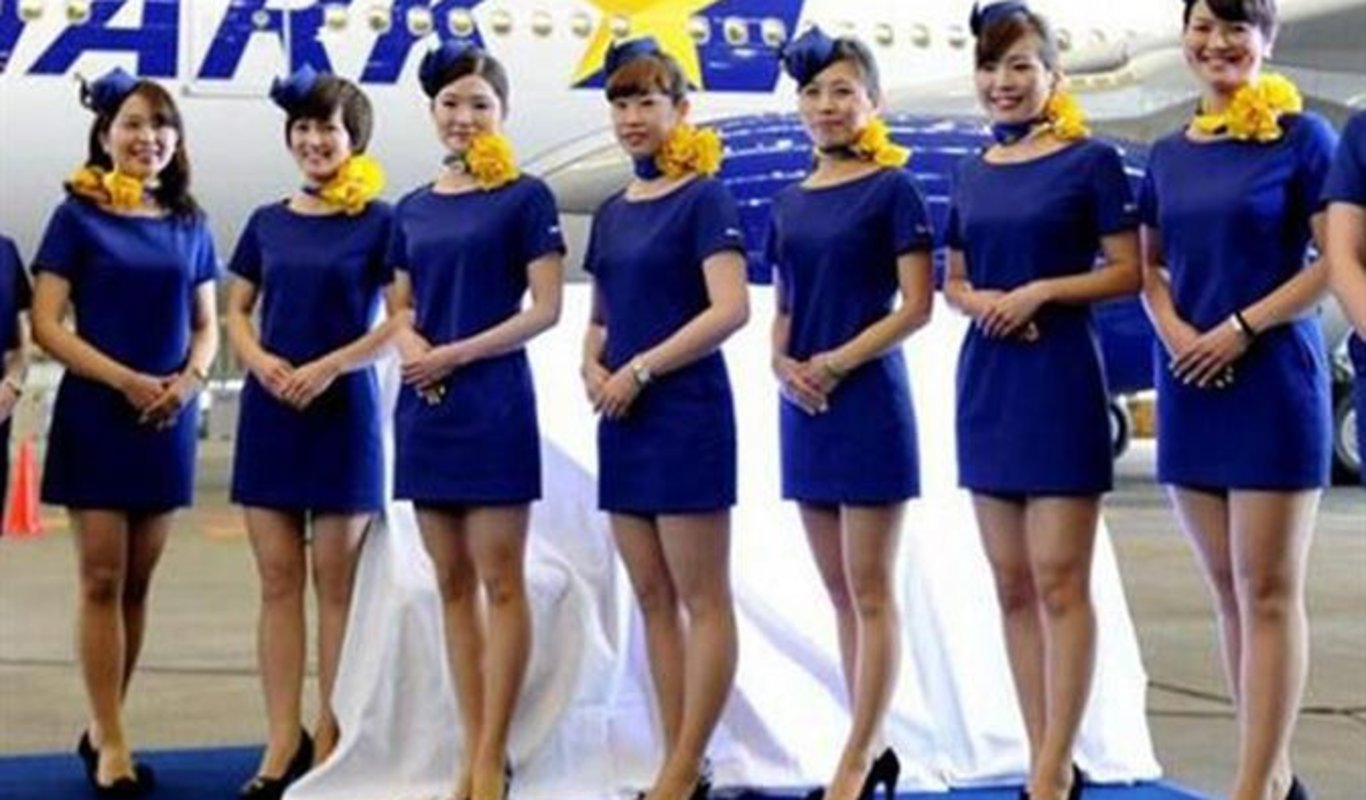 Una aerolínea japonesa acorta la falda de los uniformes de sus ...