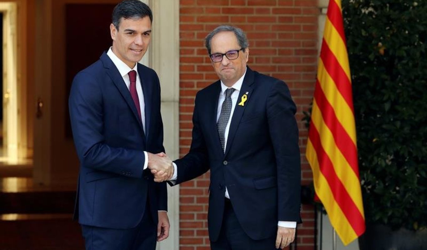 El presidente del gobierno Pedro Sánchez y el president de la Generalitat Quim Torra, se saludan antes de la reunión que ambos mantienen en el Palacio de La Moncloa