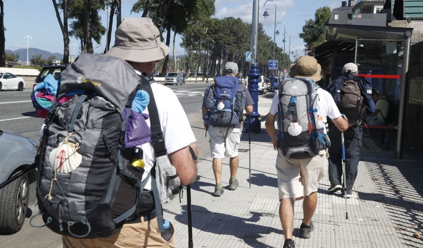 Un grupo de peregrinos del Camino de la Costa, atravesando Samil. 