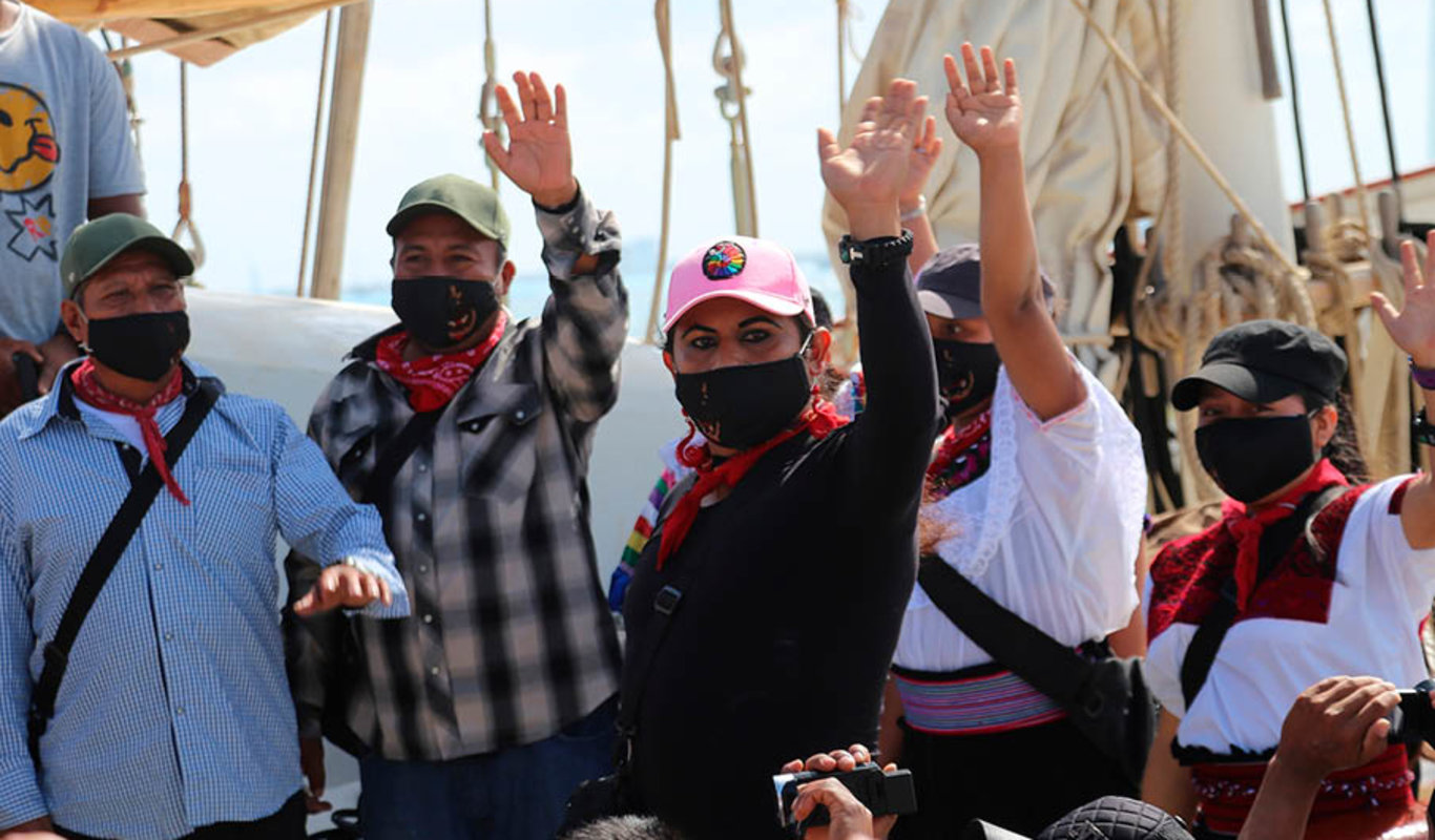 Los zapatistas, en el barco, durante su salida de México el pasado domingo.