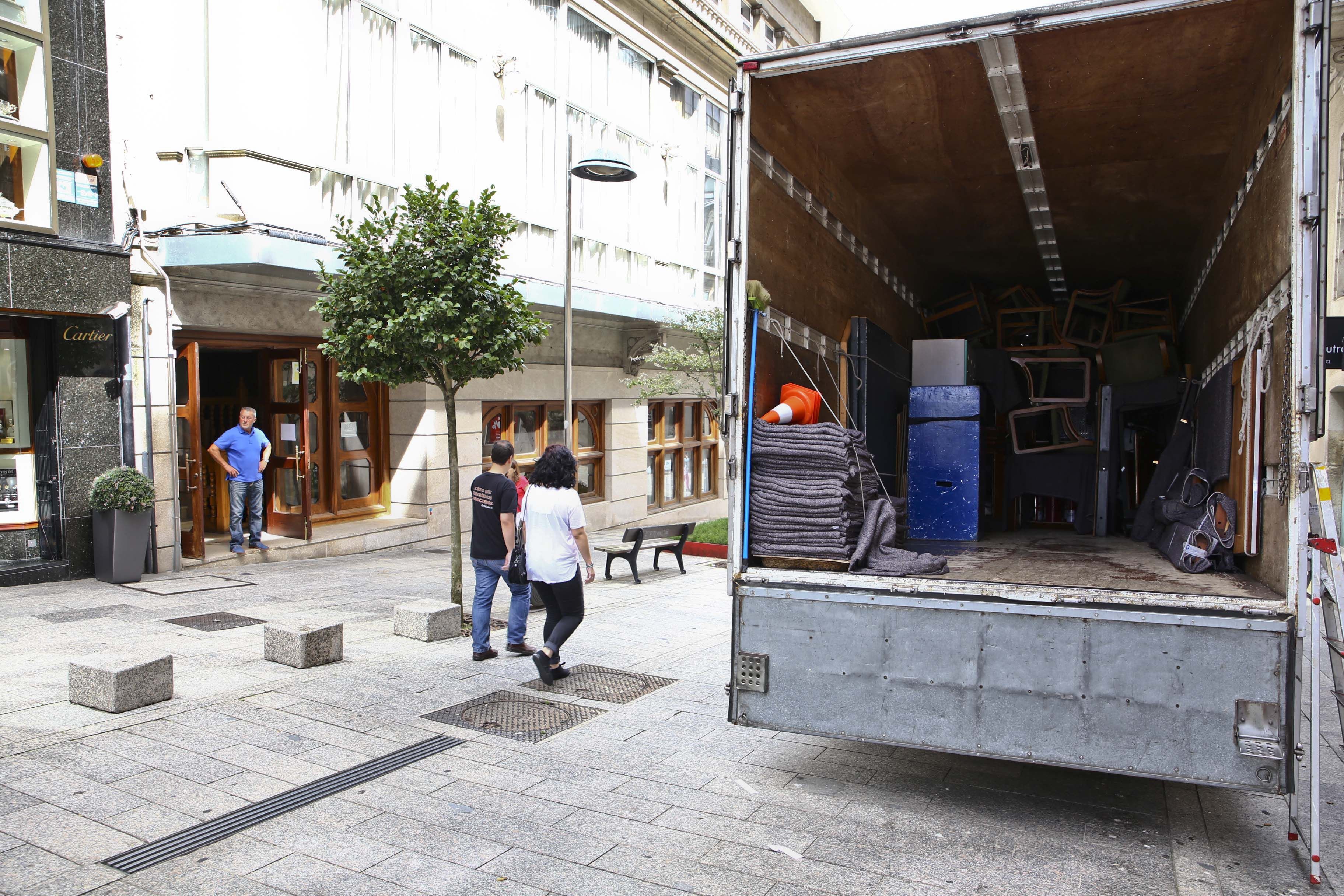 Paquetes y muebles esperan a ser trasladados a su nuevo destino. En la foto de arriba, el camión de mudanzas ante el hasta ahora Mercantil.