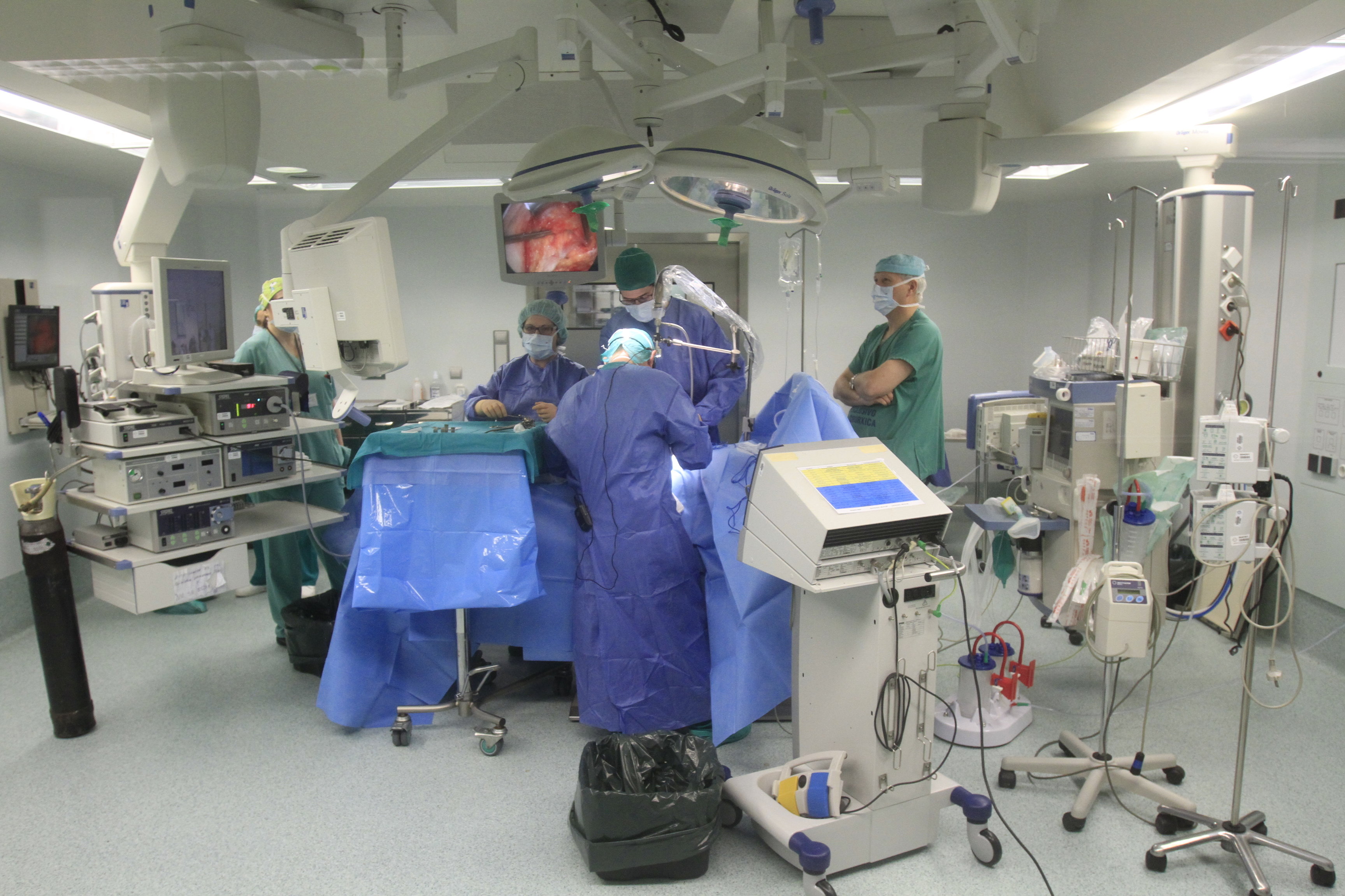 Operación en un quirófano del Complexo Hospitalario Universitario de Ourense.