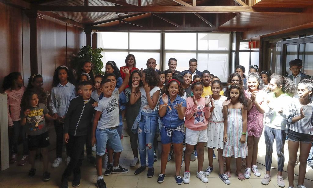 El alcalde Abel Caballero recibió, junto a la concejala Yolanda Aguiar, a los niños saharauis de “Vacaciones en paz”.