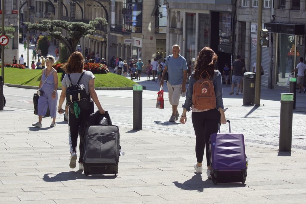 Turistas por las calles de Vigo con maletas, en este caso por la Porta do Sol.