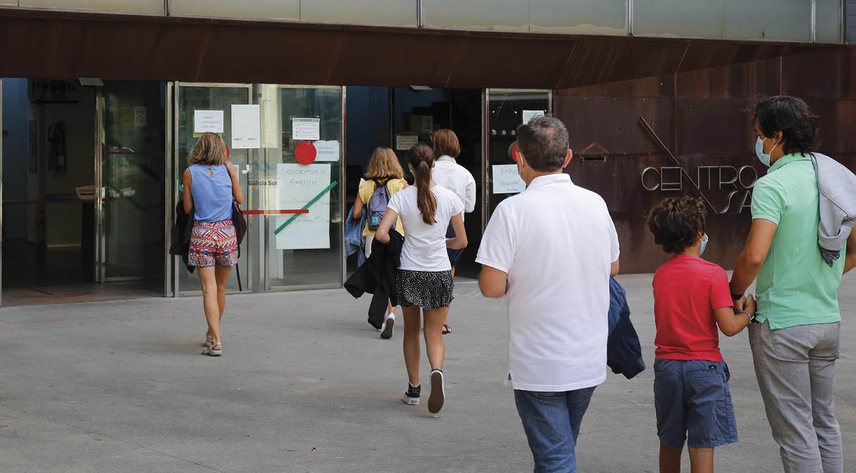 La atención primaria está debordada en Vigo como muestran las  colas para acceder  ayer al céntrico centro de salud de Rosalía de Castro.