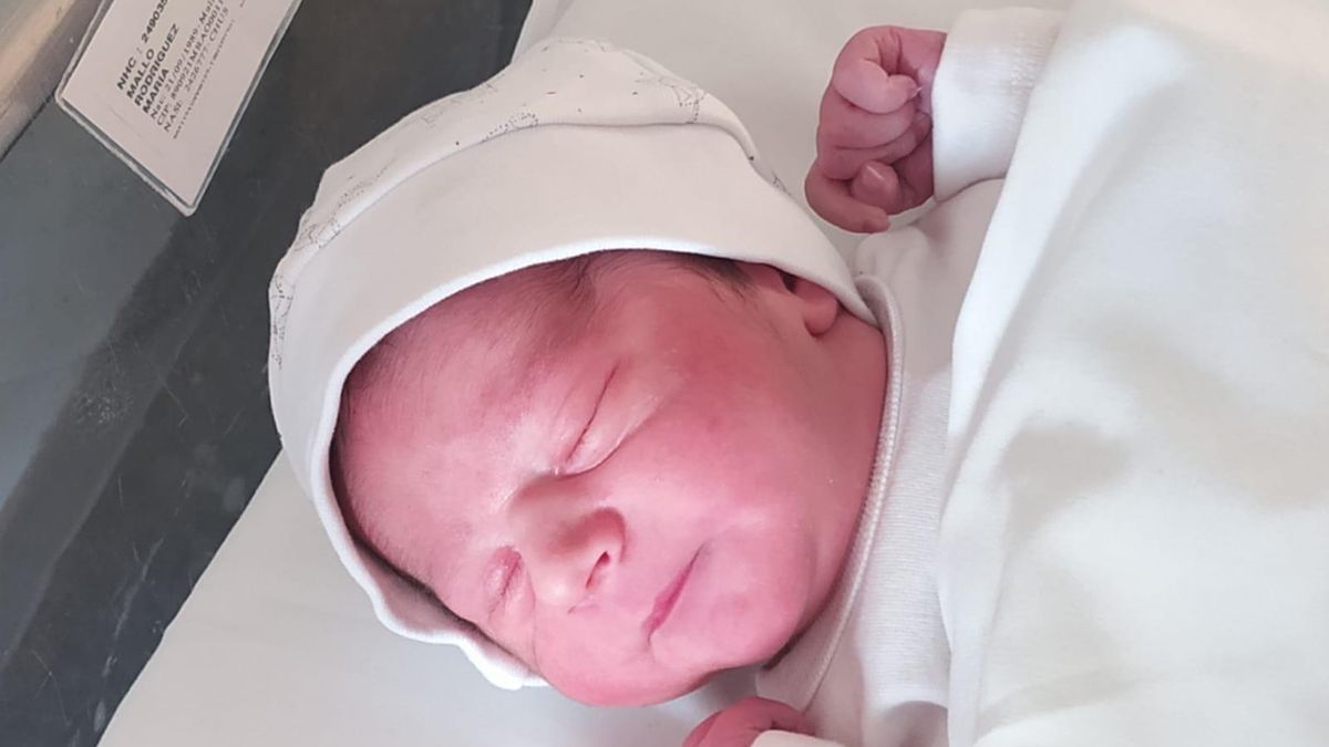 Este es Iker, el primer bebé gallego de 2022, y María la primera viguesa
