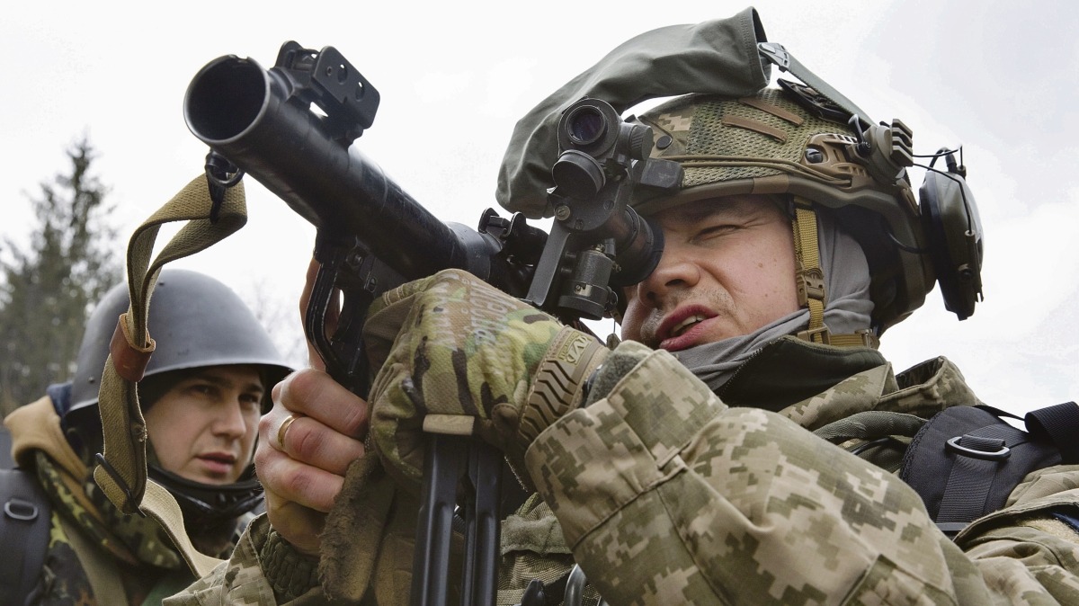 Las milicias ucranianas instruyen a la población civil en el manejo de armamento para frenar el avance de las tropas rusas.