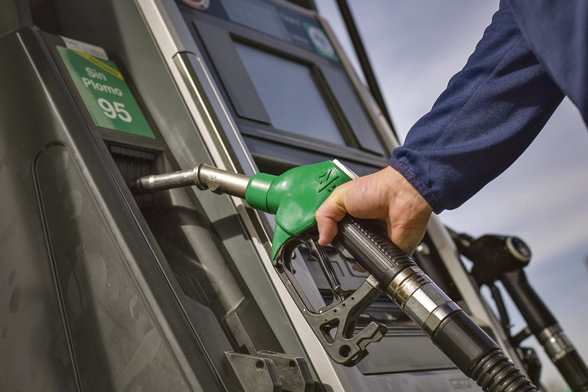 Un hombre se dispone a repostar gasolina en una estación de servicio.