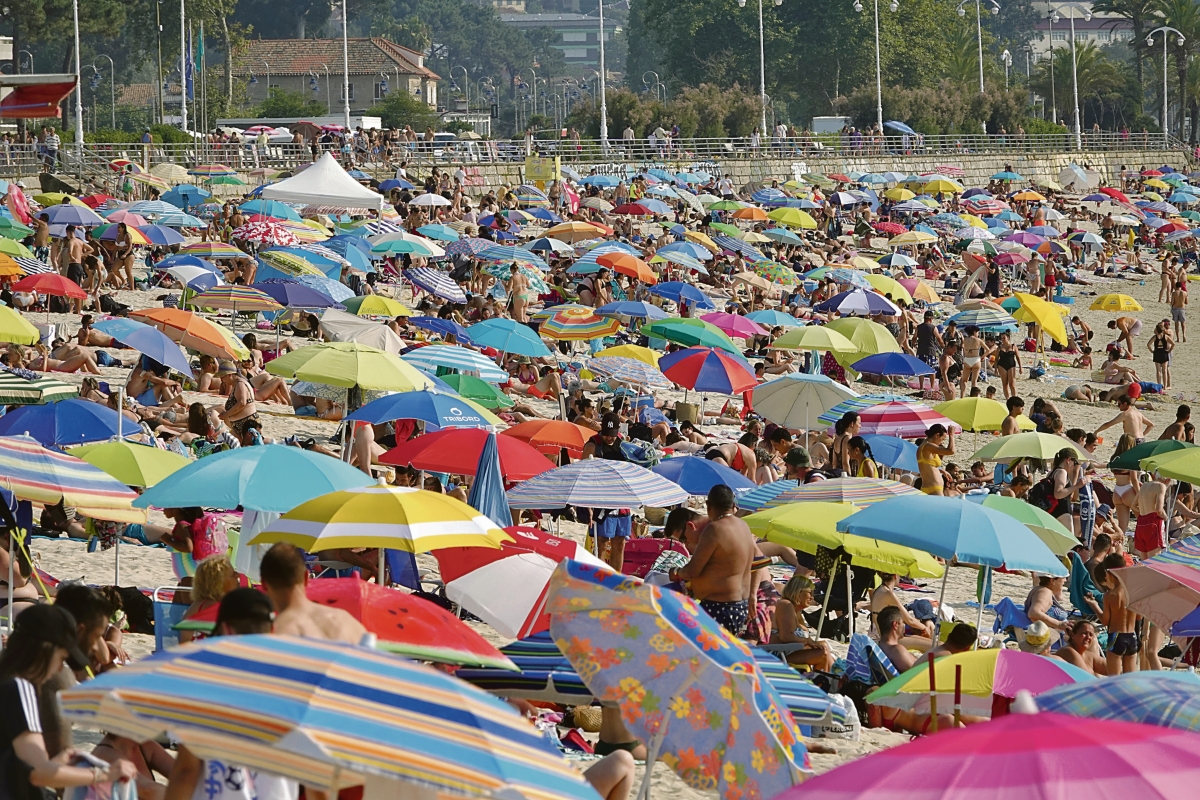 La playa de Samil, llena de sombrillas y bañistas.
