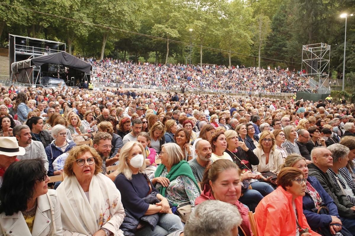 Miles de espectadores disfrutaron con el concierto de Raphael en Vigo.