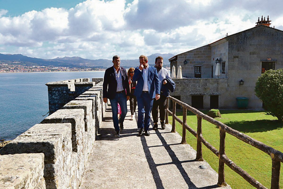 El secretario del Estado de Turismo, Fernando Valdés, pasea junto a Carmela Silva, entre otros, por el parador de Baiona.