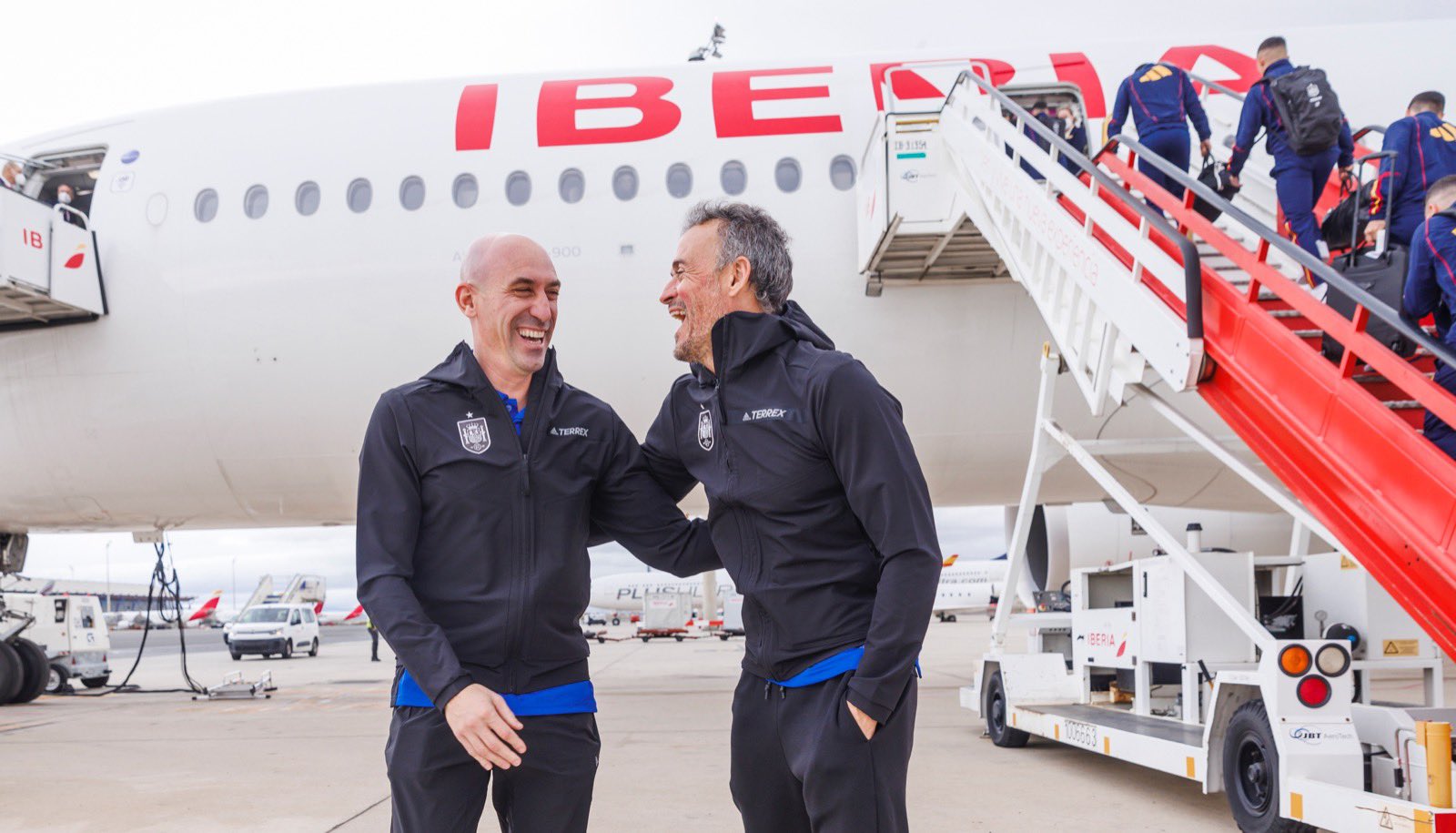 Luis Rubiales y Luis Enrique, antes de embarcar en el avión rumbo a Jordania.