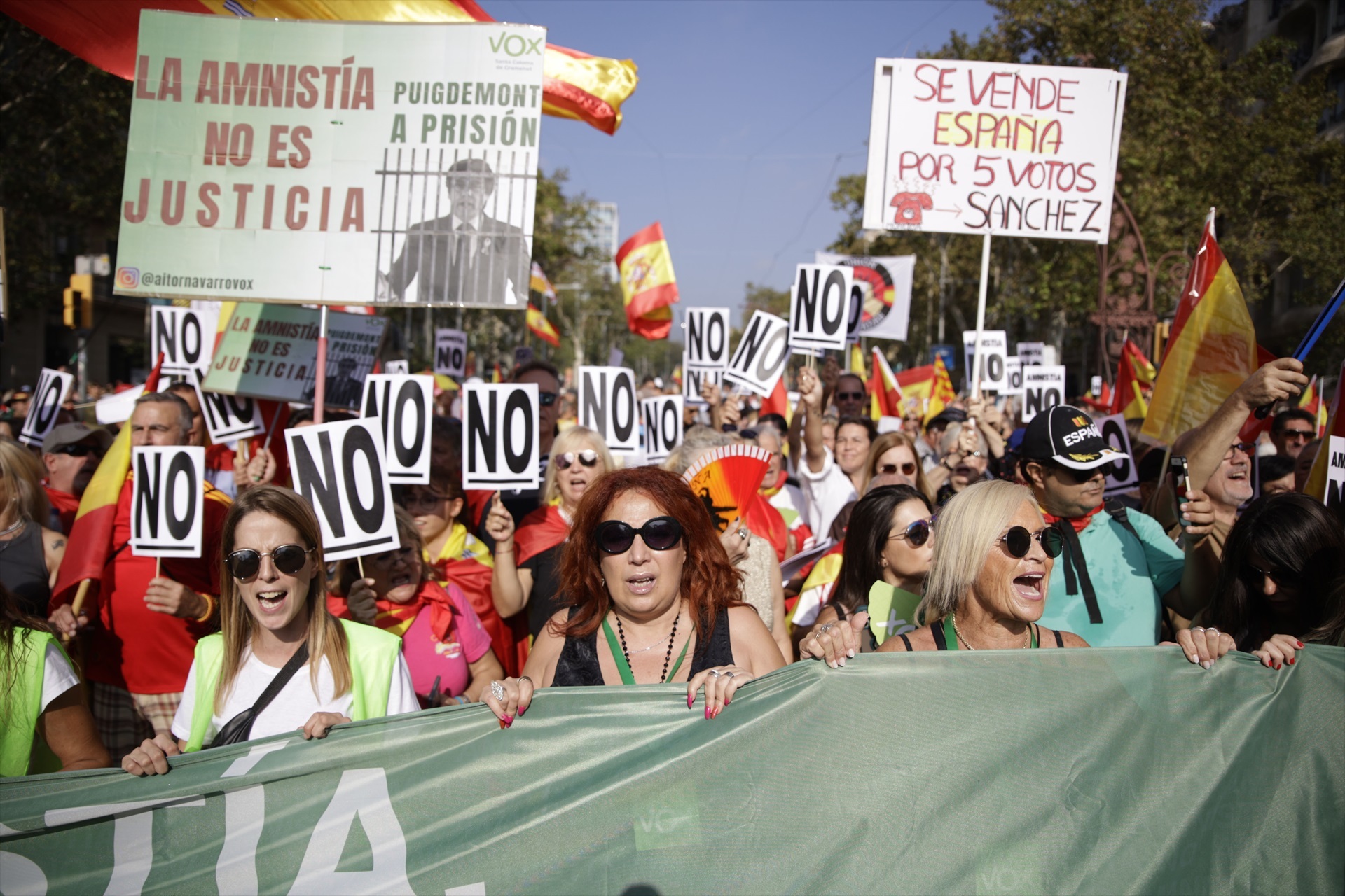 Varias personas protestan por la amnistía en Barcelona. // Europa press