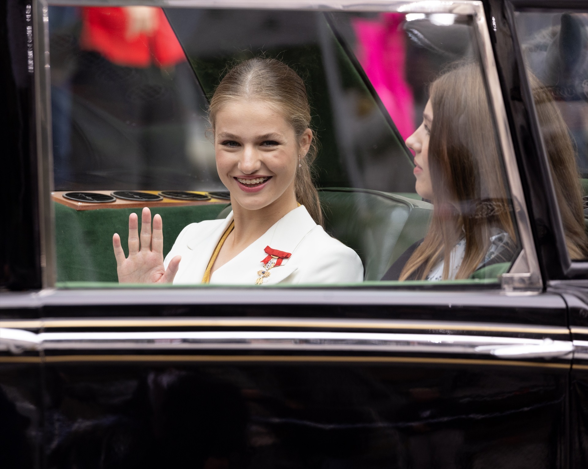 La princesa Leonor (i) y la infanta Sofía (d) a su salida en coche del acto de jura de la Constitución ante las Cortes Generales, en el Congreso de los Diputados.