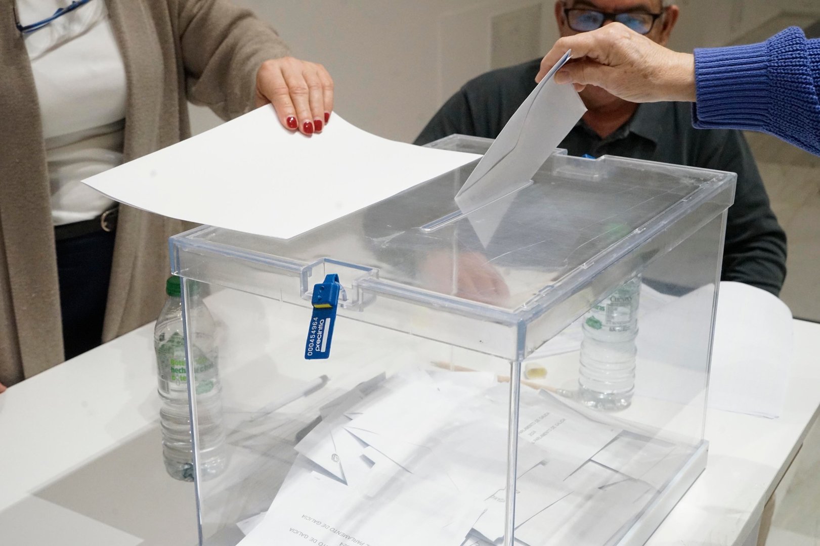 Una persona introduce su voto en la urna. // J.V. Landín